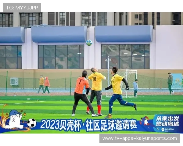 冠军球队球员参与社区文化活动促进城市体育文化建设，社区足球文化