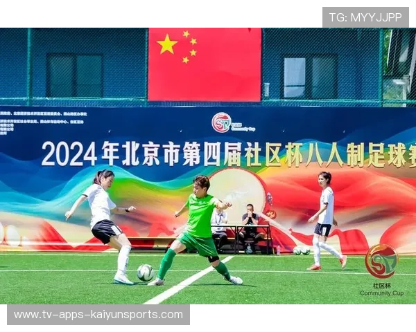 冠军球队球员参与社区文化活动促进城市体育文化建设，社区足球文化